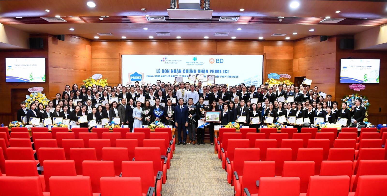 Bệnh viện Đại học Y Dược Thành phố Hồ Chí Minh đón nhận chứng nhận JCI cho chương trình phòng ngừa nguy cơ nhiễm khuẩn và sai sót thuốc trong liệu pháp tĩnh mạch (PRIME JCI)